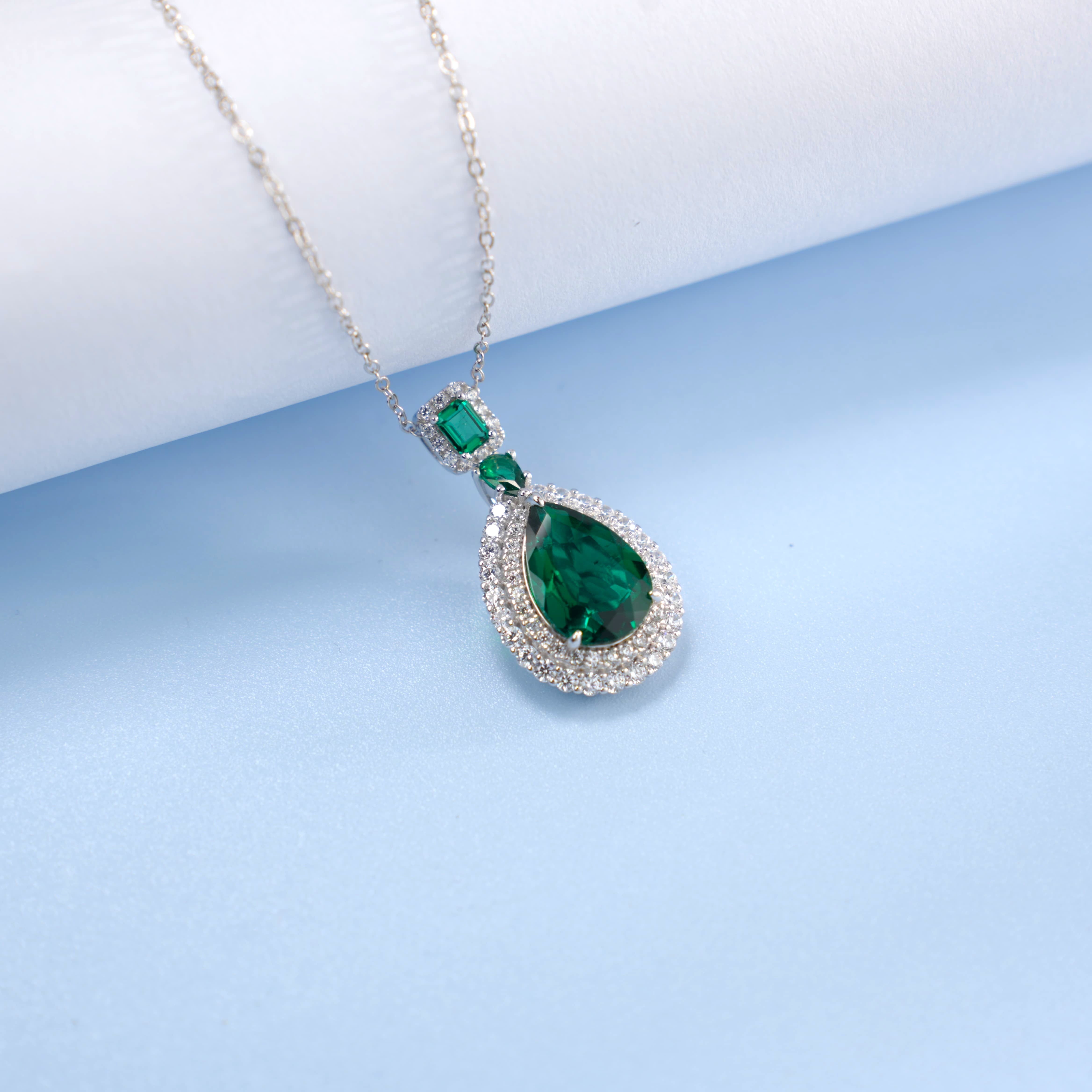 Luxurious Lab-Grown Emerald Pendant - S925 Silver Plated with 18K Gold, Adorned with Sparkling Diamonds, Exuding Elegant Charm