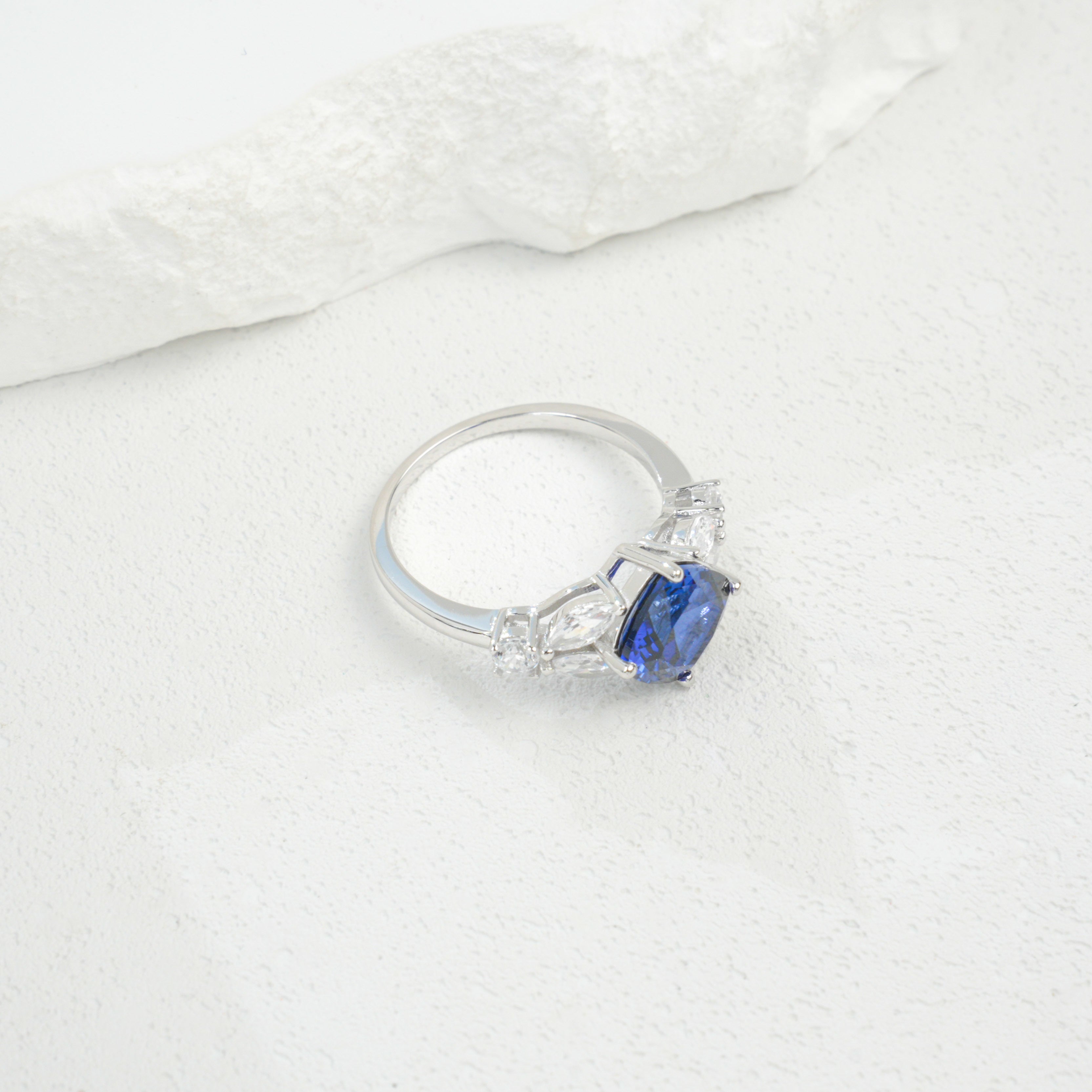 Cultivated Emeralds-Brilliant Kite Heart Ring