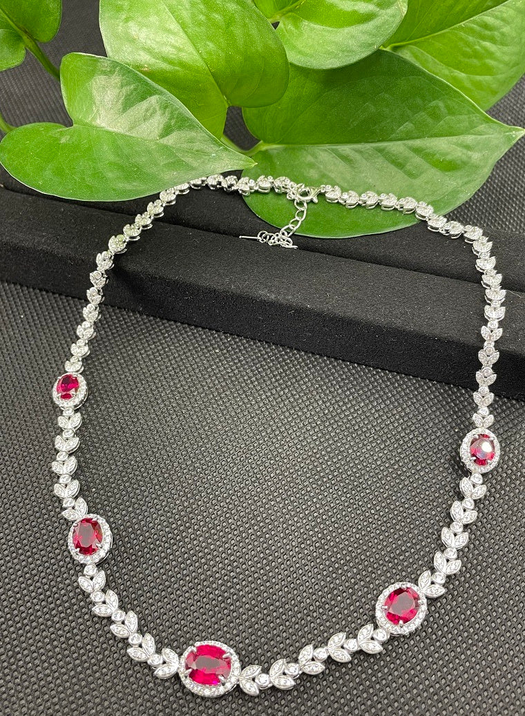 Ye Luo Hua Ting | Lab-Created Emerald and Diamond Halo Necklace