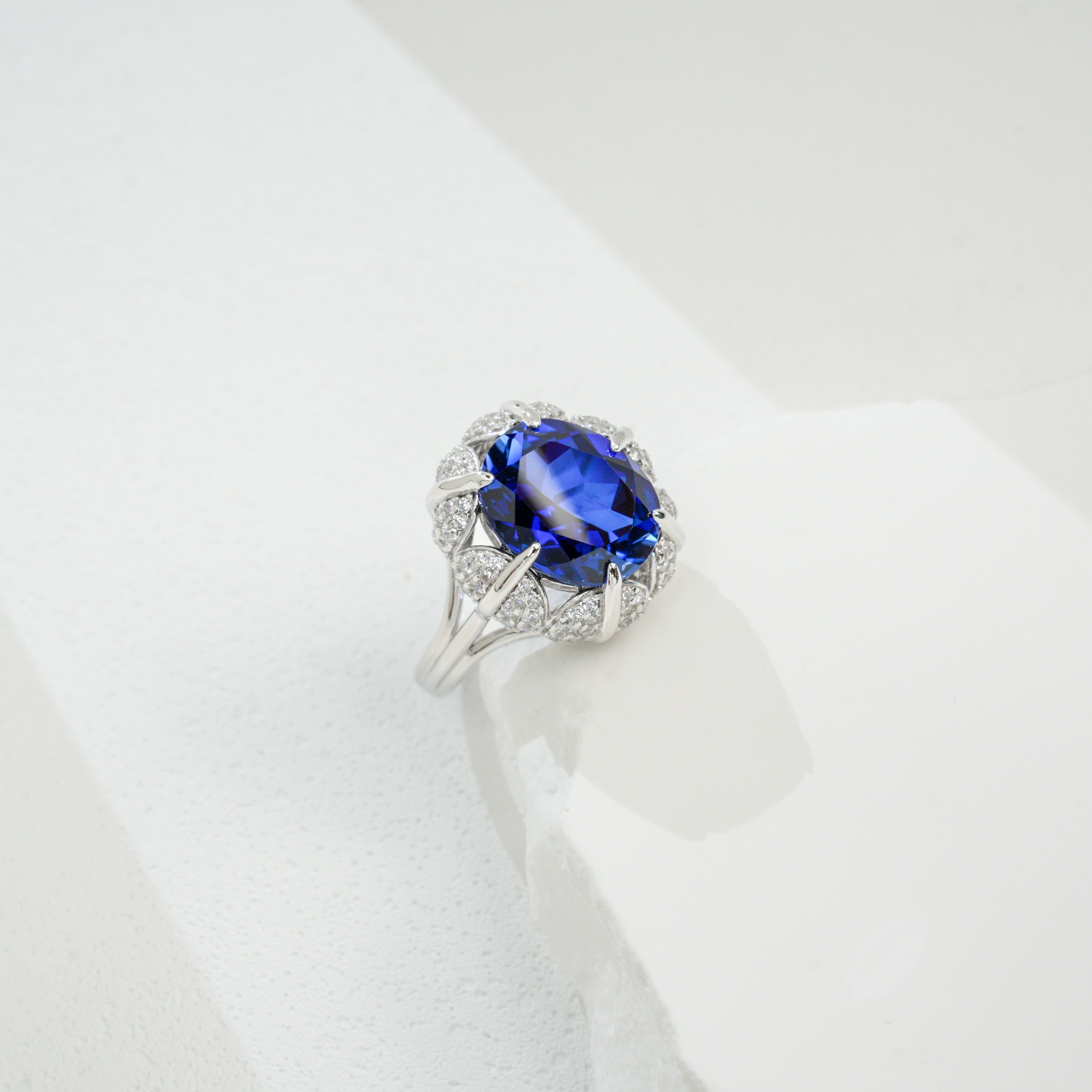 Dazzling Lab-Grown Sapphire with S925 Sterling 18K Gold Plating and Diamond-Accented Ring - A Luxurious Choice Exuding Noble Elegance