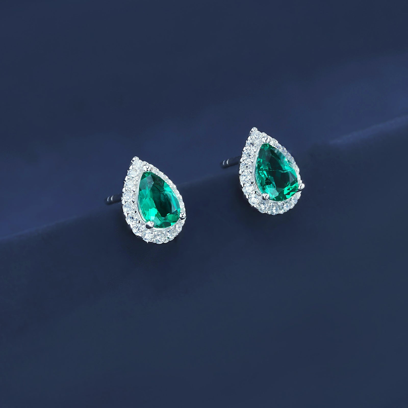 Elegant Teardrop-Shaped Lab-Created Emerald S925 Silver with 18k Gold Plating Stud Earrings, Sparkling Diamond-Accented for Luxurious Charm