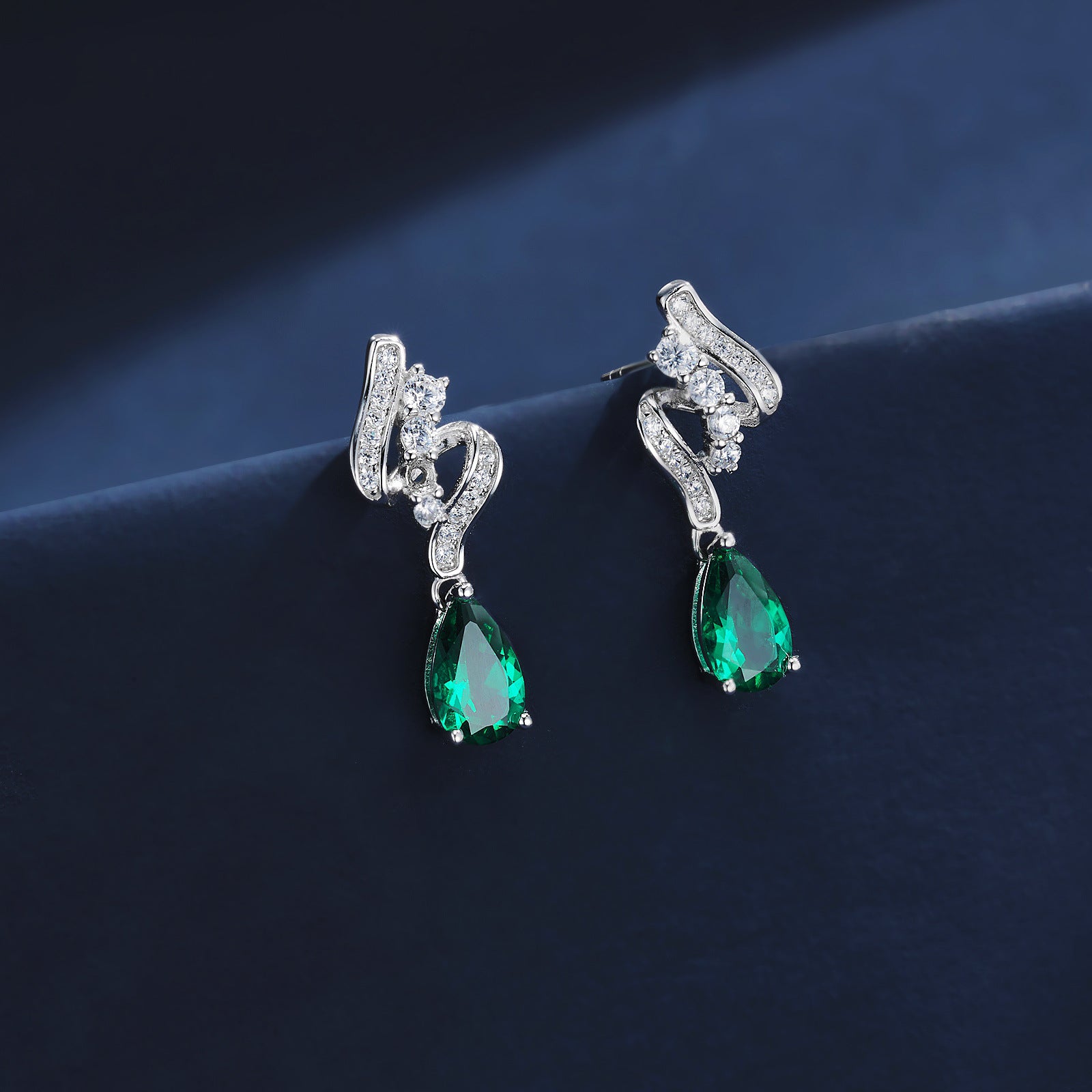Elegant Cultured Emerald S925 Silver with 18K Gold Plating Knot Design Earrings - Sparkling Diamond Embellishment, Exuding Luxurious Charm