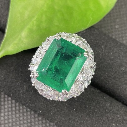 Luxurious Lab-Grown Emerald S925 Silver with 18k Gold Plating Ring - Dazzling Diamond Accents, Exuding Noble Elegance