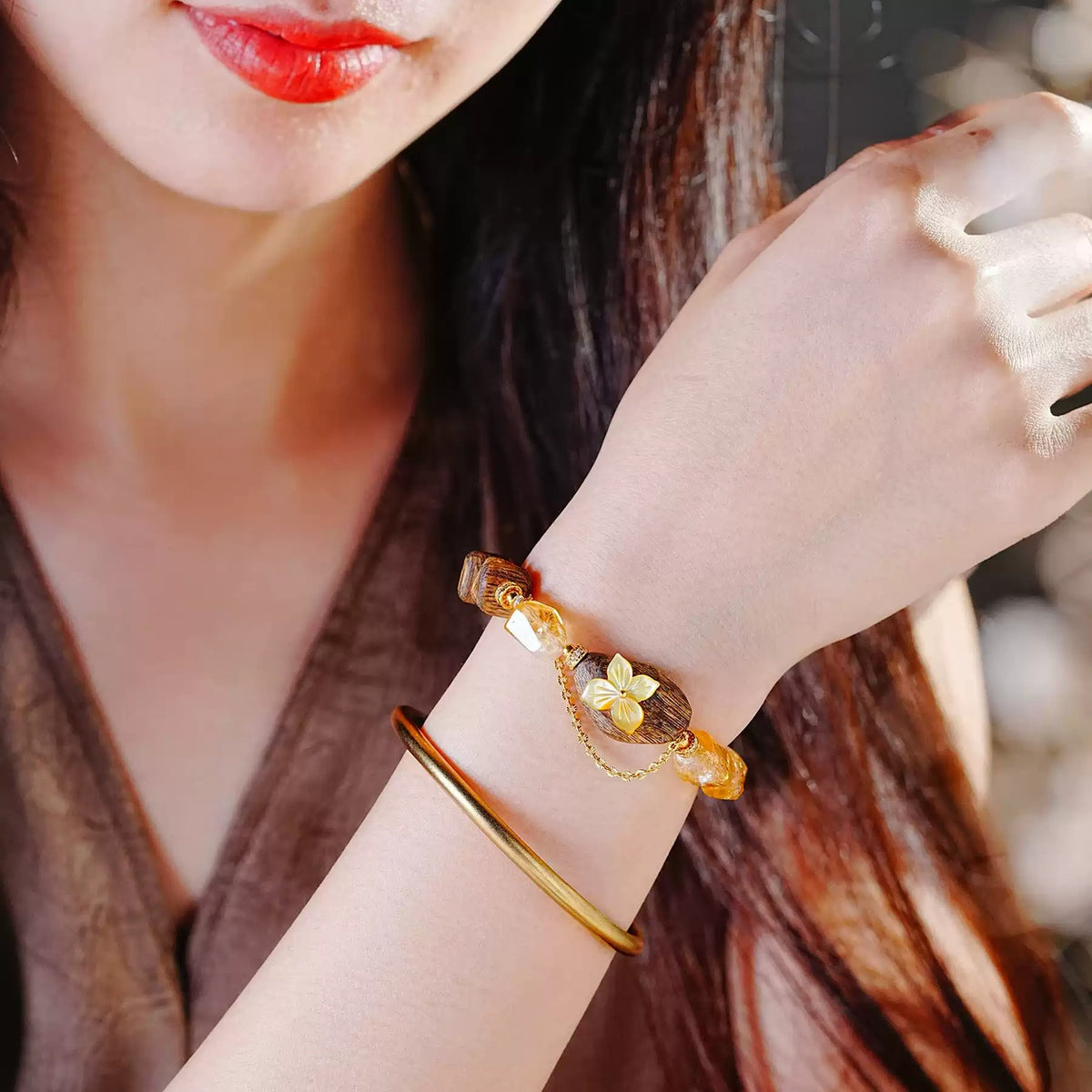 Model wearing the Tingchao citrine and agarwood bracelet