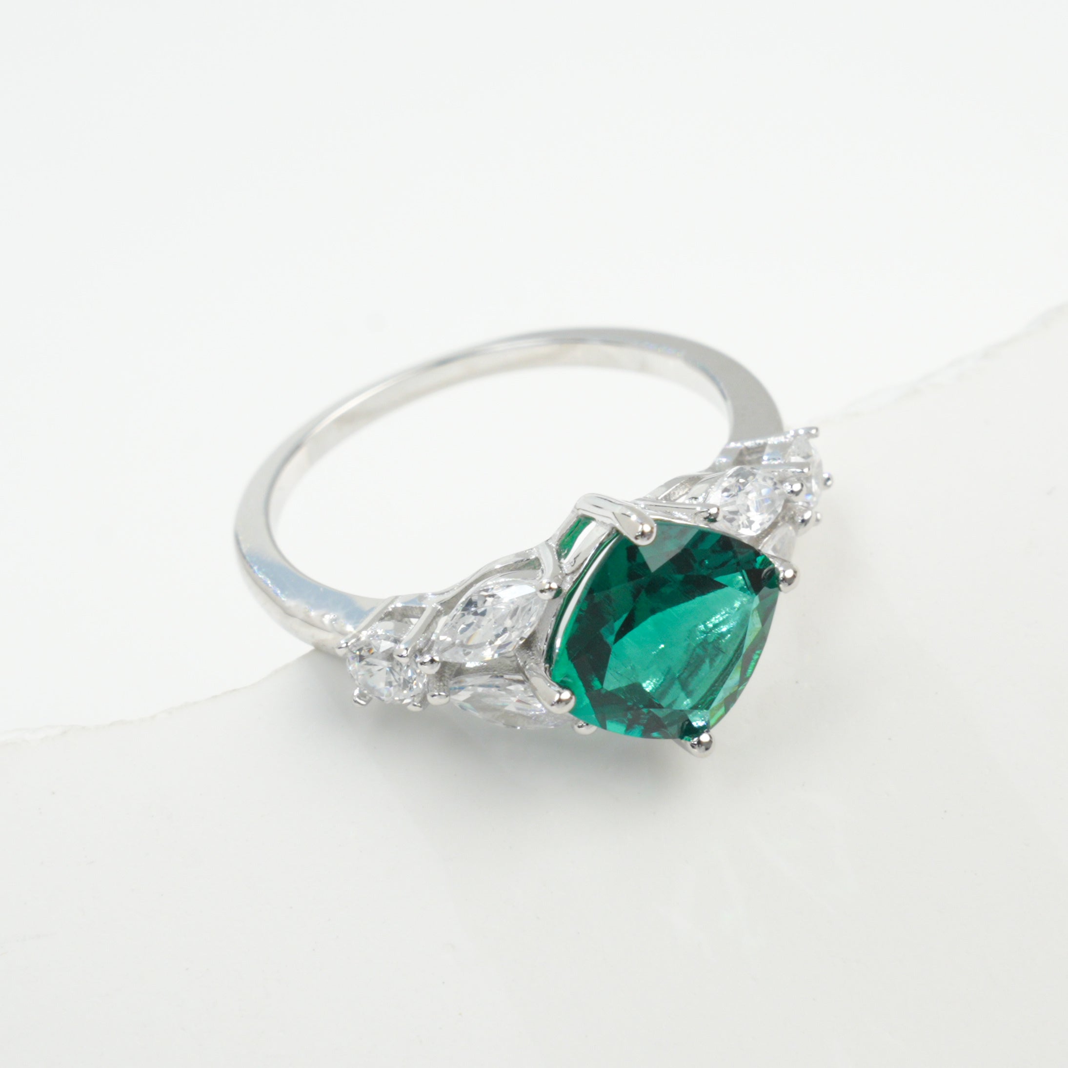 Cultivated Emeralds-Brilliant Kite Heart Ring