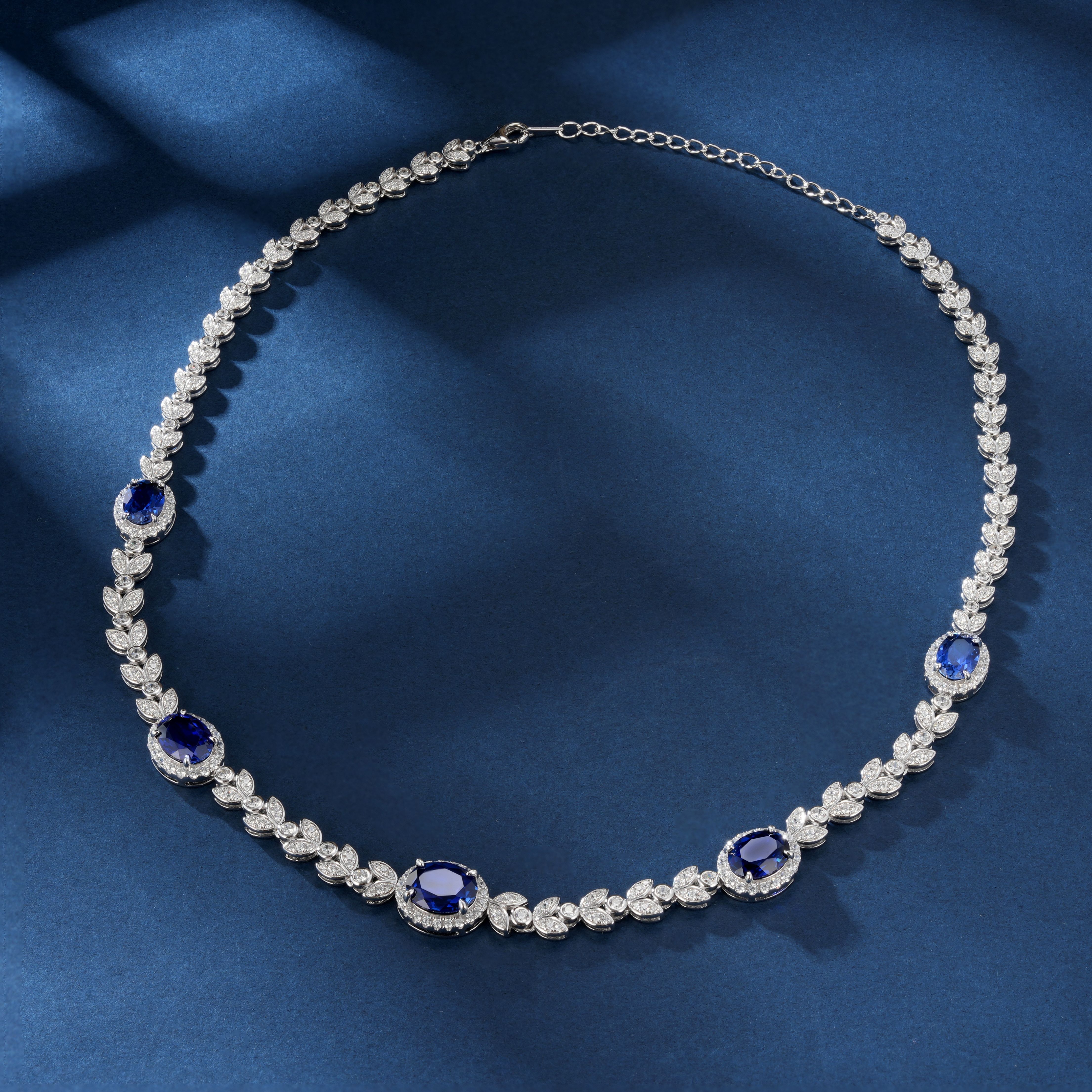 Ye Luo Hua Ting | Lab-Created Emerald and Diamond Halo Necklace