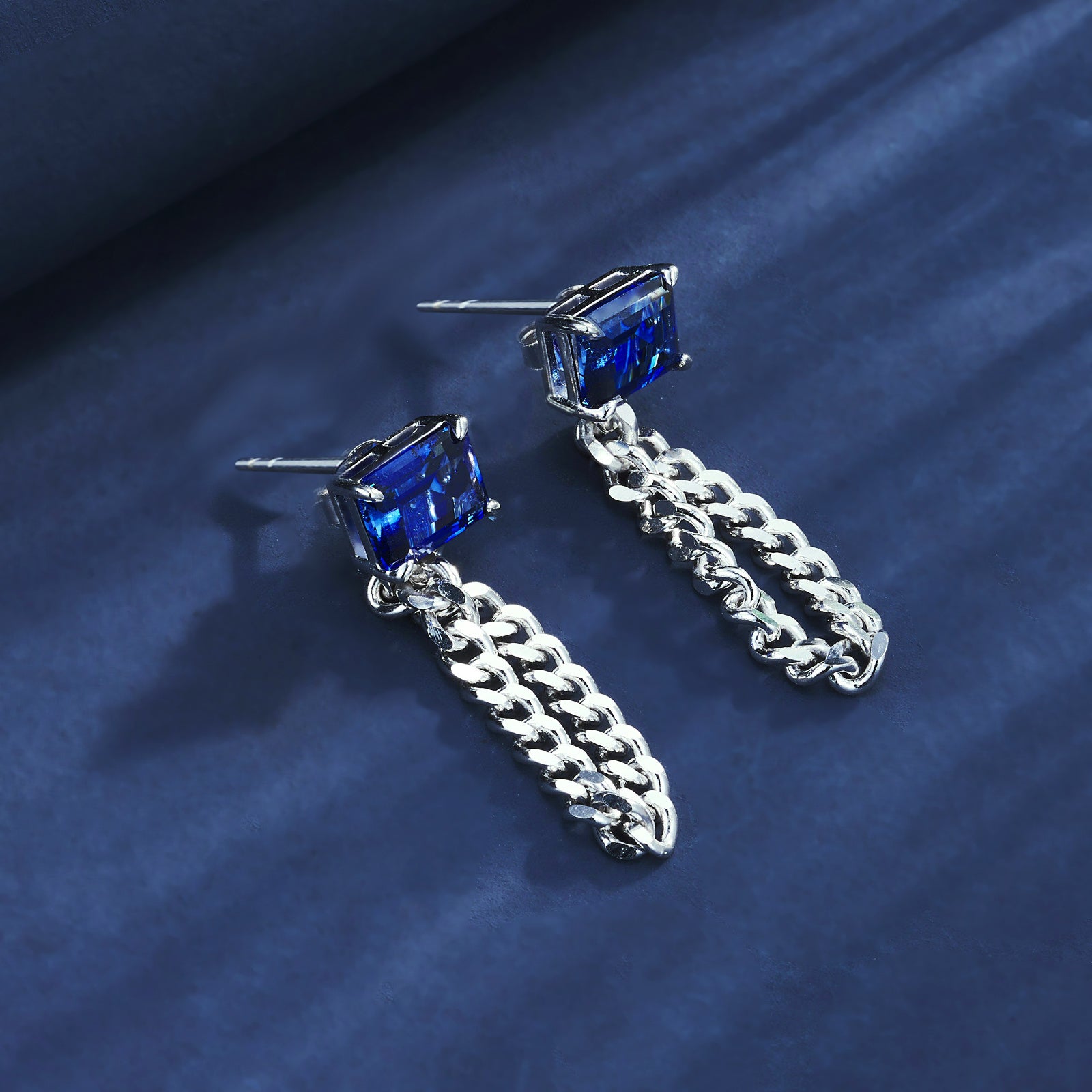 Chained Radiance | Industrial-Chain Square Emerald Earrings