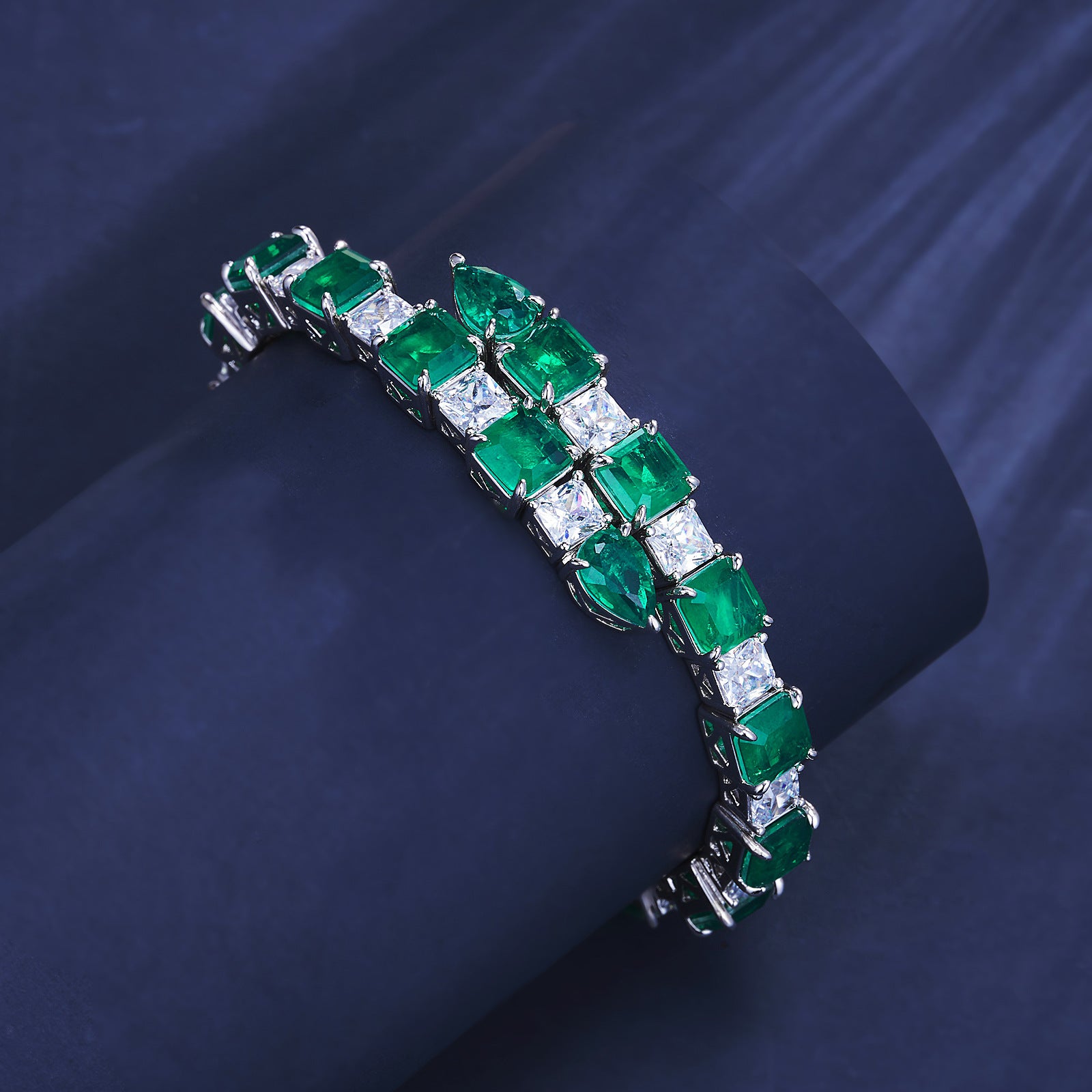 Zhou Hengfu's new light luxury green treasure bracelet women's S925 silver full inlaid synthetic colored treasure jewelry European and American atmosphere