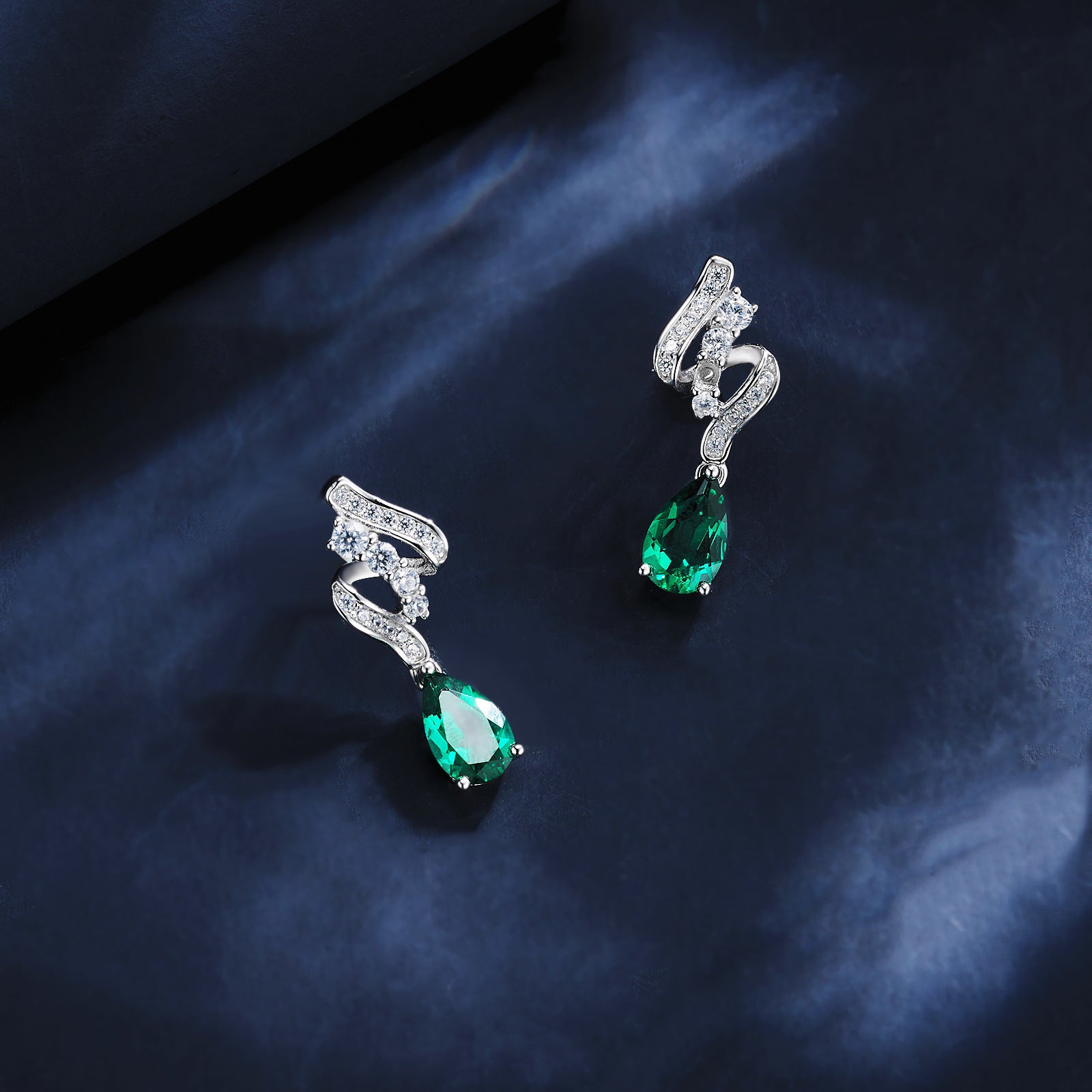 Elegant Cultured Emerald S925 Silver with 18K Gold Plating Knot Design Earrings - Sparkling Diamond Embellishment, Exuding Luxurious Charm